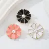 Broche de perla floral fresca con pétalos rosas, pasador versátil para trajes y abrigos de verano, accesorio de alta gama