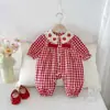 Ropa de bebé a cuadros rojos estilo coreano, nueva colección de otoño, mameluco dulce con cuello de encaje de fresa, conjunto holgado para gatear para niñas
