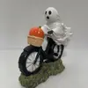 Estátua de fantasma de Halloween andando de bicicleta, best-seller transfronteiriço, decoração assustadora para ambientes internos e externos, ornamento de artesanato em resina