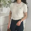 Camiseta delgada de punto trenzado con bordado de seda helada amarilla de manga corta para mujer, suéter corto de verano ajustado con hombros normales para figuras petite