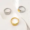 Anillo Sencillo Liso con Logo Grabado con Láser de Acero Inoxidable Chapado en Oro de 18 Quilates Estilo Europeo y Americano Lujo Ligero Anillo de Acero de Titanio