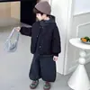 Terno Masculino Outono e Inverno 2025 Novo Conjunto Acolchoado de Inverno para Meninos, Conjunto de Duas Peças, Roupas Lindo Estilo Urbano para Crianças Falso Conjunto de Duas Peças
