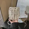 Bolso cruzado de perlas moderno y único 2026 Diseño hueco Mini bolsa para teléfono Versátil Lujo ligero Moda Bolso cuadrado pequeño con cuentas