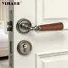 Cerradura de puerta de madera de nogal de lujo ligero estilo francés para uso en interiores en dormitorios, cocinas y baños, manija de puerta dividida universal para el hogar