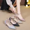 Zapatos de tacón medio de una sola tira, nuevo estilo verano 2026, puntera cerrada, sandalias de una tira con hebilla, tacones de aguja puntiagudos versátiles con lentejuelas para mujer