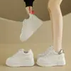Zapatos casuales cómodos y ligeros, plataforma 2026, elegantes zapatos blancos para mujeres petite, suela gruesa que aumenta la altura, nuevo modelo versátil para primavera y otoño