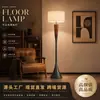 Luminária de chão estilo Bauhaus retrô, adequada para colocação ao lado de um sofá de sala de estar, ideal para pousadas, apartamentos modelo e para criar um ambiente de estilo vintage com iluminação suave