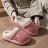 Pantuflas de algodón con suela gruesa para mujer, nuevo estilo otoño/invierno 2026, protectoras para interior, engrosadas y forradas de felpa, cálidas, y con diseño de punta cerrada.; también disponible para hombres