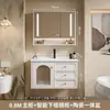 Sencillo tocador de baño rústico estilo francés, que incluye un mueble para lavabo y lavabo integrado