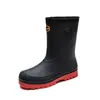 Paquete Zapatos de lluvia coreanos para hombre, de caña media, antideslizantes, impermeables, con suela gruesa, botas de lluvia, botas de agua para exteriores, zapatos de goma cálidos, venta al por mayor para hombre