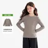 Camiseta de mujer de manga larga y cuello redondo para otoño e invierno, hecha de hilo de spandex, muy elástica, suave y cómoda, adecuada para usar en capas, uso diario, ocasiones casuales y como atuendos a juego para padres e hijos.