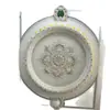 Panel de yeso cuadrado pintado en dorado hecho a medida para techo con apliques de lámparas tallados para la sala de estar de una villa, diseño de techo artístico