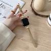 Elegante Fivela em D para Mulheres Pulseira de Couro Lisa Adequada para Apple 9 10 S11 Huawei Gt6 Fit4 Xiaomi Pulseira