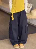 Roupa de outono para meninas: Conjunto casual e fashion de duas peças estilo coreano, apresentando um top assimétrico e calças cargo largas, estilosas e modernas.