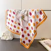 Pañuelo Cuadrado de Imitación Seda Estampado de Lunares Florales Chal Versátil Bufanda de Cuello de Gama Alta Pañuelo para la Cabeza Pañuelo de Seda Bufanda