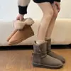 Nuevas y versátiles botas de algodón para páramo, cálidas y de doble uso, gamuza de moda, populares este año, botas de nieve de suela gruesa para mujer con hebilla de cinturón