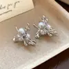 Brincos de Pérola com Flor Floral Retrô Francês Agulha de Prata Estilo Nicho de Luxo Brincos da Moda Simples Design com Senso de Temperamento Ornamentos para Orelha