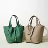 Bolsa Tote de Couro Novo Estilo Versátil Feminina Couro Genuíno Simples 2026 Estilo Balde para o Trabalho de Alto Padrão Preto