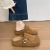 Novas tamancas de sola grossa versáteis sem cadarço para aumentar a altura para mulheres baixinhas, chinelos da moda estilo Birkenstock para primavera e outono de 2026