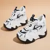 Tênis dad shoes com sola grossa que aumenta a altura feminino 2026 novo verão malha respirável para pessoas baixas tênis esportivos casuais brancos de sola grossa
