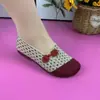 Sapatos de pano de Pequim antigo femininos primavera novo estilo confortáveis respiráveis antiderrapantes fundo plano slip-on meia-idade e idosos mãe sola macia sapatos de um único