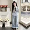 Conjunto casual de duas peças para crianças mais velhas, estilo coreano, com moletom de manga longa estilo universitário e jeans largos da moda, para primavera e outono