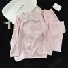 Pijama de Mujer para Primavera y Otoño, Algodón Nube, Rayas Finas Rosas, Cuello de Muñeca, Ribete Azul, Cárdigan, Manga Larga, Pantalones Largos, Conjunto Casual para Casa