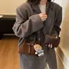 Bolsa de Camurça para Mulheres 2025 Nova Outono e Inverno Retro Versátil Bolsa Transversal Design de Nicho Bolsa de Ombro Único Bolsa Saco