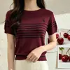 Nuevo top de punto a rayas de manga corta y cuello redondo para mujer, con bordado de caballito, bloques de color, casual y versátil, top ligero