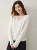 Elegante suéter de cachemira con un diseño de escote único, que presenta un patrón calado, para mujer, nueva colección otoño/invierno 2026, con un distintivo punto "yuanbao", moderno, versátil y suave, perfecto como capa base