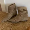 Botas plisadas ruchadas de terciopelo interior para mujer, nuevo estilo Otoño e Invierno 2025, punta fina, estilo vaquero occidental con cuello vuelto, botas de media pantorrilla para mujer