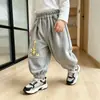 Calça Esportiva Infantil 2026 Primavera Outono Novo Calça Longa Casual para Meninos Calça Jogger de Outono para Bebês Calça Infantil Média Grande Tendência