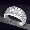 Anel de diamante agressivo e distinto de três fileiras de diamantes de 2 quilates, tesouro da cidade, vendendo glória para anel de diamante de casamento