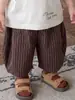 Conjunto de Ropa de Verano para Niños: Conjunto de Dos Piezas de Pantalones Cortos Rayados Retro Casuales con Dibujos de Letras, Estilo Ligero de Verano
