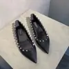 2026 Primavera Nuevos Zapatos Planos Cómodos Remache de Punta Baja Puntiagudos para Viajar al Trabajo Mocasines Casuales Versátiles Mocasines para Personas Perezosas