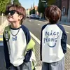 Camiseta de manga larga raglán de algodón puro para niños, nuevo estilo primavera/otoño con estampado color block, moderna y única, adecuada para niños de talla mediana y grande como capa base.