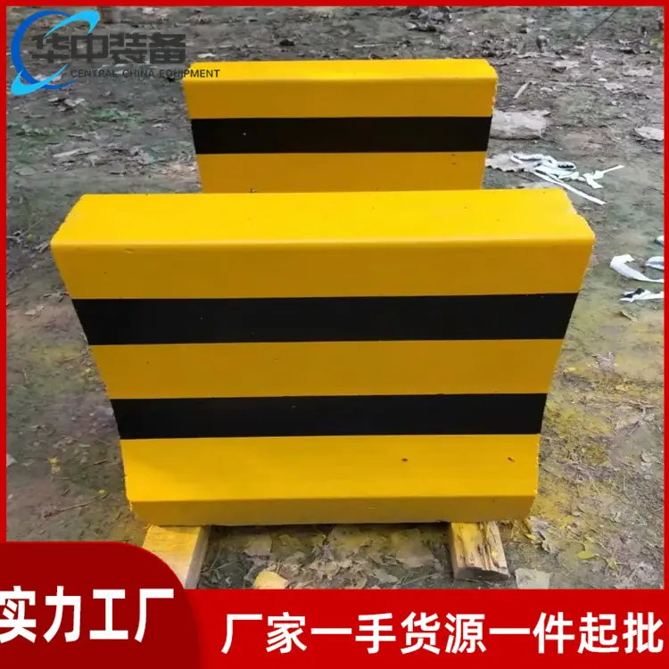 钢筋水泥隔离墩11
