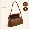 Fábrica de Guangzhou OEM bolsas personalizadas para mujer, bolsos cruzados, bolsos de hombro tipo baguette versátiles para mujer, bolsos de axila de moda para el trabajo al por mayor
