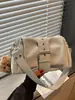 Bolso de axila de diseño nicho estilo coreano transfronterizo inspirado en motocicletas para mujer, con una elegante hebilla de cinturón, adecuado para ir al trabajo y se puede llevar como bolso de hombro o bolso cruzado.
