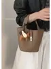 Bolso Bandolera Retro Cesta de Verduras para Mujer Moda Otoño e Invierno 2025 Nuevo Bolso Cubo Texturizado Bolso Cruzado de Alta Gama