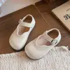 Sapatos Pequenos de Couro Retrô para Meninas 2026 Primavera/Outono Novos Sapatos Mary Jane Bico Redondo Boca Rasa Velcro Estilo College Sapatos de Princesa
