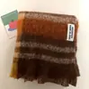 Venta de liquidación de bufandas con 40% de descuento en un puesto, bufandas largas y cortas de hilo de felpa tejido cálido para otoño e invierno en oferta