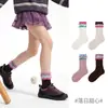1698 Calcetines infantiles al por mayor, nuevos estilos otoño/invierno, con diseño de punto inverso y flecos, y una longitud única a media pantorrilla, hechos de algodón con un acabado sin costuras y borde crudo, para niñas