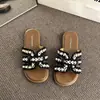 Sandalias de Playa para Mujer, Suela Plana, Adecuadas para Usar con Faldas 2026, Nuevo Estilo Perla, Versátiles para el Verano, Sandalias Slip-On Inspiradas en Chanel