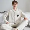 Pijama de algodón puro para hombre, de manga larga, con cuello y diseño de abertura frontal, adecuado para primavera y otoño, disponible en tallas grandes, con estampados de dibujos animados, y se puede usar como ropa de estar en casa fuera de casa.