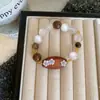 Novo Bracelete de Madeira com Flor de Madeira Embelezada e Contas na Cor de Chá Estilo Chinês para Mulheres, Luxo Leve, Sensação de Alto Padrão, Realça a Pele, Bracelete Trançado de Outono e Inverno