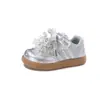 Zapatillas infantiles, nueva colección otoño 2026, zapatos de princesa de dibujos animados con perlas para niñas, suela blanda, transpirables, antideslizantes, zapatillas casuales
