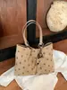 Bolsa de mano transfronteriza con lunares esmerilados para mujer, nuevo estilo 2026, diseño único, ligera, adecuada para ir al trabajo y con gran capacidad