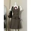 Falda corta plisada de tirantes a cuadros vintage en stock con top blanco de manga corta, conjunto elegante retro francés que ciñe la cintura