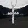 Colar Pingente Cruz Shijia para Mulheres, Versátil e Elegante, Corrente Clavícula em Forma de Cruz Totalmente Cravejada, Moderno e Estiloso